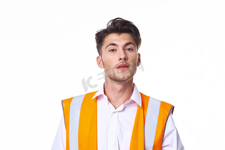 穿橙色背心的工程师摆出工作专业的姿势