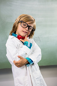男孩打扮成科学家站在教室里