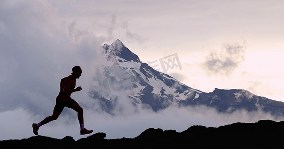 奔跑人物剪影元素摄影照片_在山峰背景下奔跑的男子运动员剪影足迹