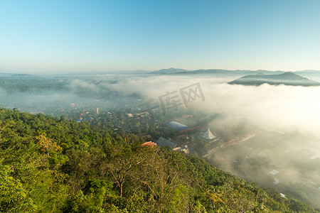 从 Wat Phra That Pha 寺的角度来看，晨雾笼罩着泰国南奔