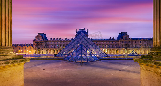 著名的卢浮宫博物馆与卢浮宫金字塔的夜景