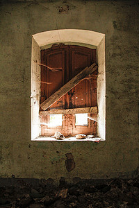 从内部拍摄的一栋废弃房屋的窗户；