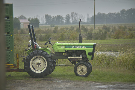田野里的农用拖拉机
