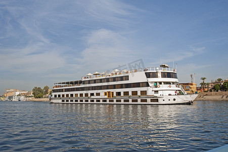 大型埃及河游船在尼罗河上航行