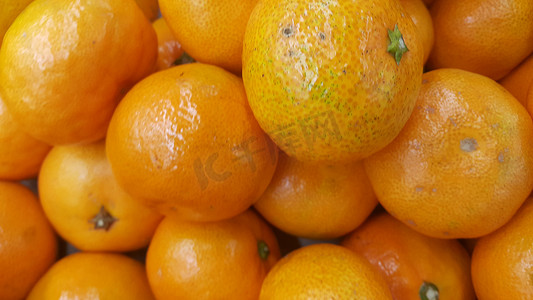 绿叶质感摄影照片_鲜橙子在超市出售，一堆橙子在市场上卖质感