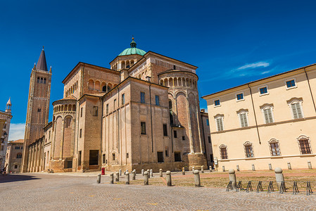 帕尔马 — 2017年7月，意大利艾米利亚·罗马涅：帕尔马大教堂的景观，致力于圣母玛利亚的升天