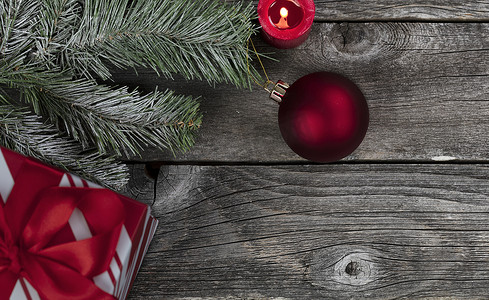 红球装饰品加上复古木板上的装饰品，以庆祝圣诞快乐或新年快乐