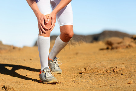 跑步损伤-膝盖疼痛的男性跑步者