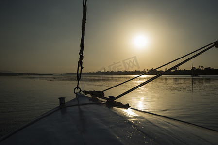 尼罗河摄影照片_日落时从帆船看埃及尼罗河