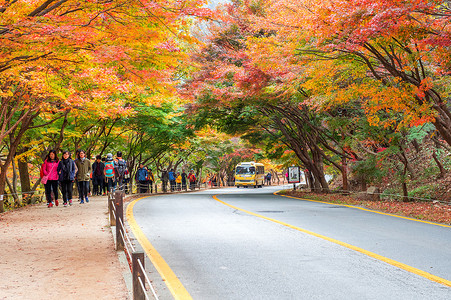 秋季，游客在韩国内藏山周围拍摄美丽的风景。