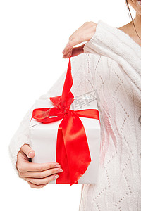 手里拿着一盒礼物的女人被孤立在白色