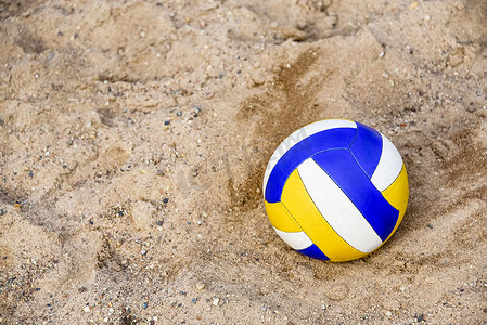 水排球摄影照片_在沙滩上打排球。