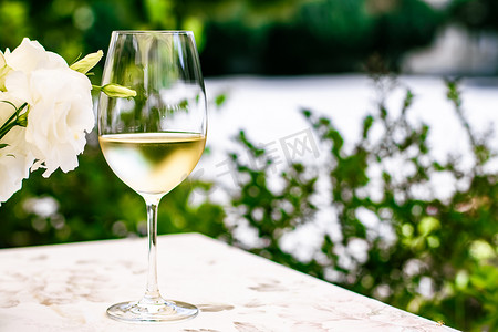 夏季花园露台豪华餐厅白葡萄酒、葡萄园酒庄品酒体验、美食之旅和度假旅行
