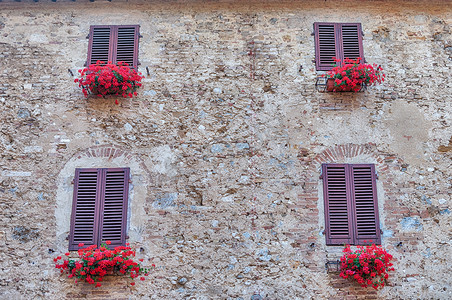 意大利中世纪小镇圣吉米尼亚诺的风景窗户