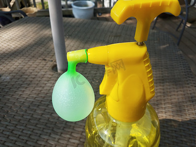 装满绿色水气球的黄色塑料饮水机