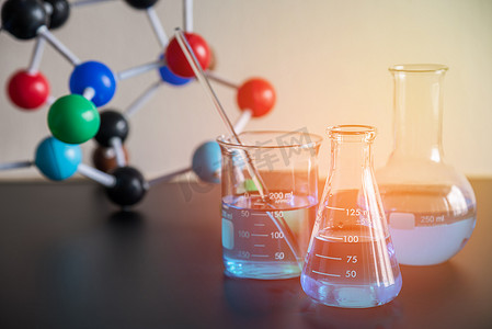 科学实验室烧杯、锥形瓶和分子结构