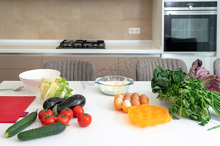 现代公寓餐桌上的蛋盒和新鲜蔬菜
