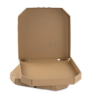 在白色背景的空白的棕色打开纸板薄饼纸盒。