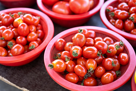 韩国首尔传统市场下午，红色塑料篮中美味的新鲜西红柿水果蔬菜食品，收获概念，特写。