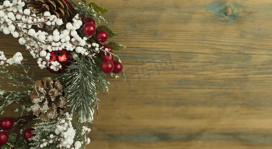 木制背景上的节日圣诞杉树，为您的文字留出空间