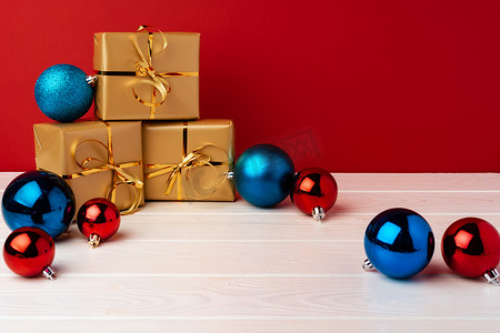 红色背景前视图的圣诞礼品盒