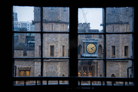 窗景摄影照片_伦敦塔城堡钟楼以窗景抽象几何独特角度为框架
