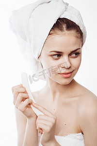 白眉毛摄影照片_头戴白毛巾的开朗女人面霜护肤