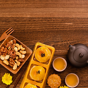 深色木桌上的茶月饼，中秋节传统食品布局设计的节日概念，顶视图，平躺，复制空间。