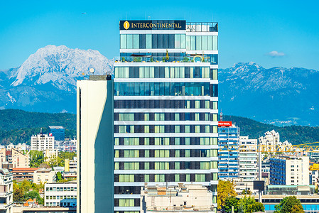 洲际酒店摄影照片_卢布尔雅那 — 2019年9月，斯洛文尼亚：背景是雪山的洲际酒店大楼的壮丽景色。