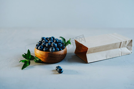 浆果牛皮纸袋和蓝莓木碗。