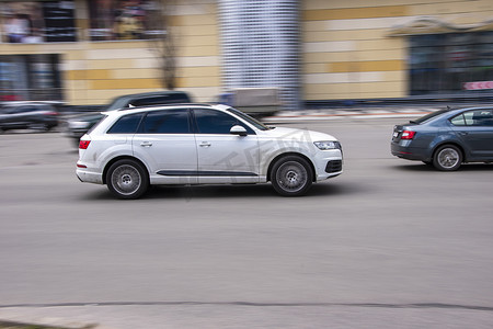 乌克兰，基辅 — 2021年4月26日：白色奥迪Q7汽车在街上行驶。