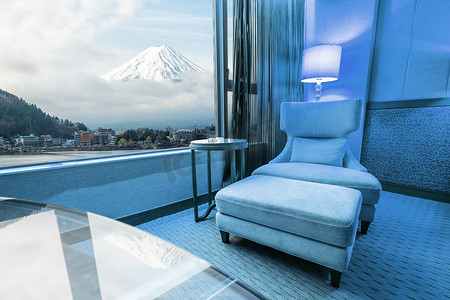 修饰背景摄影照片_富士山背景下客厅的修饰沙发
