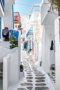 旅行艺术摄影照片_有白色房子的狭窄的街道，希腊