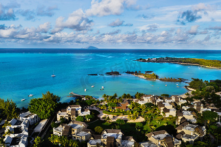 毛里求斯岛东北海岸毛里求斯的珊瑚礁和带海滩的酒店大楼的航拍图。