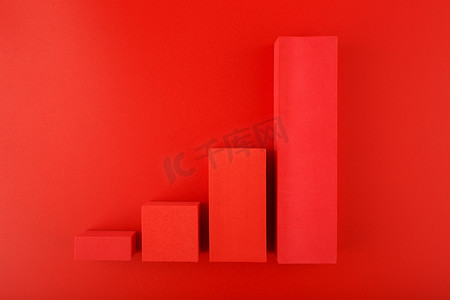 由红色背景上的红色块制成的增加性能图表