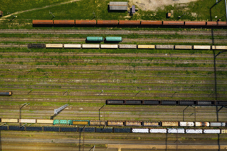 铁路轨道和汽车的空中摄影 汽车和铁路的顶视图 明斯克 白俄罗斯