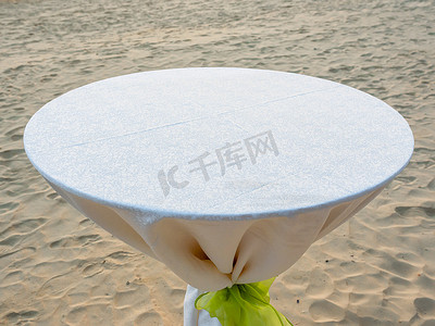 圆餐桌摄影照片_有白色桌布和浅绿色b的空的圆餐桌