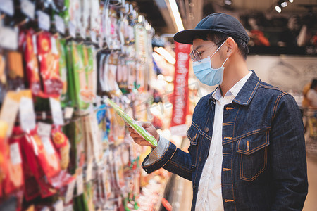 亚洲男性在新冠肺炎疫情期间购买并囤积食物