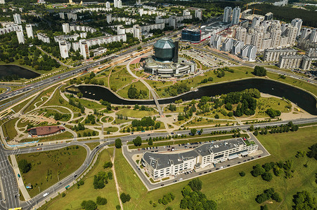 位于白俄罗斯共和国首都明斯克的国家图书馆和带公园的新社区的顶视图，一座公共建筑
