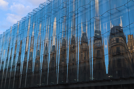 法国巴黎街头现代玻璃立面中传统经典建筑的惊人反映