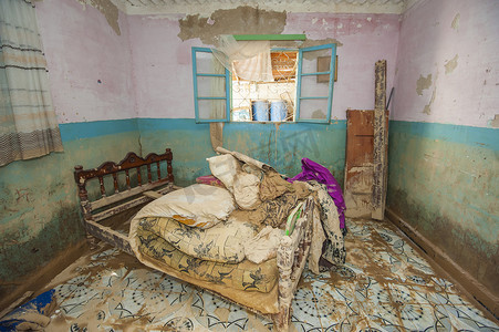 洪水一级摄影照片_洪水灾害后非洲贫困房屋的内部