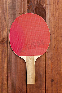在一张木桌上的网球拍