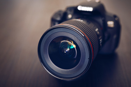 淘宝数码电器促销摄影照片_数码相机或数码单反相机，带有带有镜头反射的相机镜头。