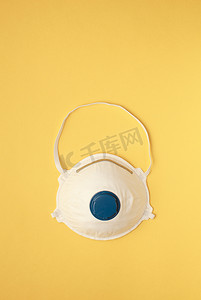面罩或防尘面罩或过滤式面罩呼吸器 — 呼吸保护以防止黄色背景下的空气污染或流感或病毒爆发 covid19