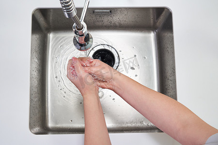 妇女用抗菌肥皂洗手以预防冠状病毒、卫生以阻止冠状病毒传播