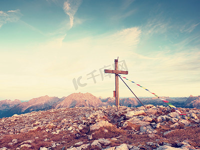 在阿尔卑斯山山顶的传统十字架。