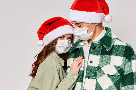 戴着医用口罩保护的男女拥抱友谊新年假期