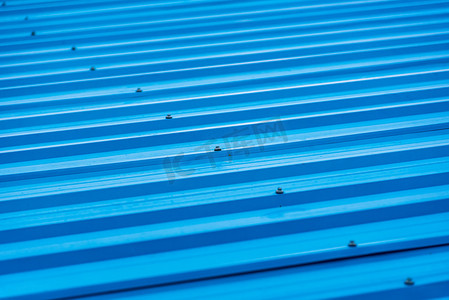 作为抽象背景的蓝漆金属屋顶