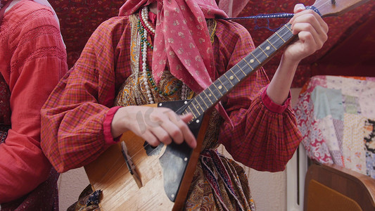 俄罗斯民间音乐合奏团 — 身着俄罗斯民间服装的妇女演奏巴拉莱卡琴