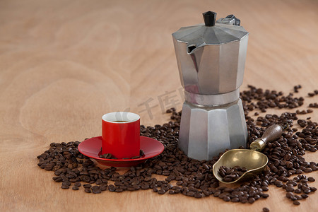 咖啡豆、咖啡、咖啡机和勺子
